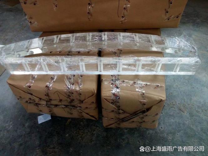 玻璃浮雕廣告牌工廠探秘 光影藝術與工業制造的完美融合